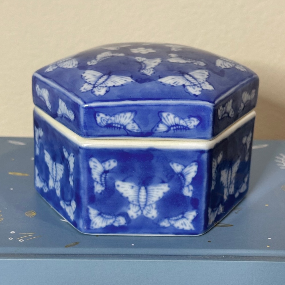 Vintage Chinoiserie Butterfly Porcelain Trinket Box